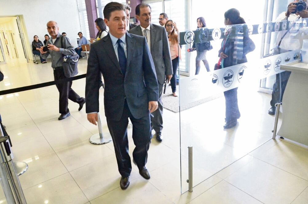 Proceso. Rodrigo Medina, ex gobernador de Nuevo León, acudió al Palacio de Justicia de Monterrey a una audiencia, en compañía de sus abogados (EMILIO VÁSQUEZ. EL UNIVERSAL)