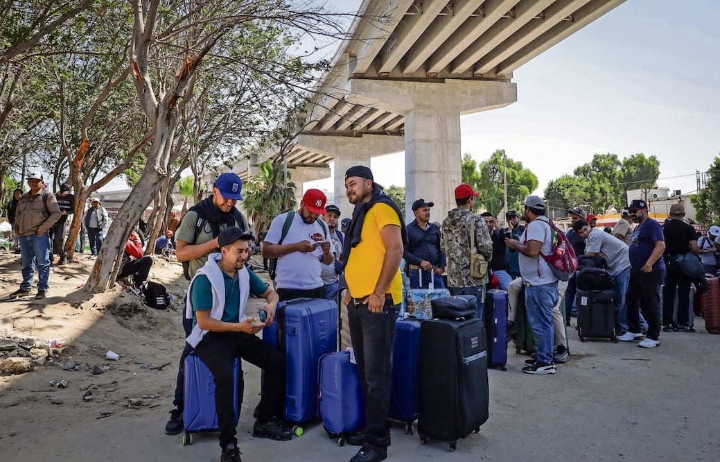 Un grupo de jornaleros, en Tijuana, espera para trabajar en campos agrícolas de California. Foto: Joebeth Terriquez / EFE