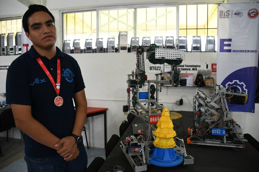 Alejandro Guerrero Núñez, 18 años. "Siempre me ha gustado construir, al principio pensaba que las matemáticas eran complicadas, ahora las veo de manera distinta" (PATRICIA MORALES. EL UNIVERSAL)