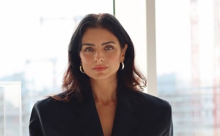 Aislinn Derbez luce espectacular vestido de cristales de Iann Dey