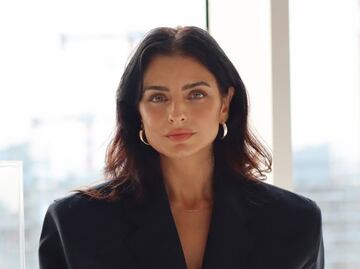 Aislinn Derbez luce espectacular vestido de cristales de Iann Dey