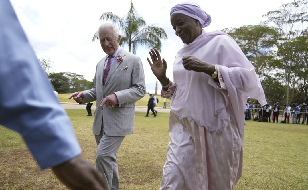 El rey Carlos III, a la izquierda, habla con la subsecretaria general de Naciones Unidas, Zainab Hawa Bangura, durante una visita a la Oficina de Naciones Unidas en Nairobi, Kenia. Foto: AP