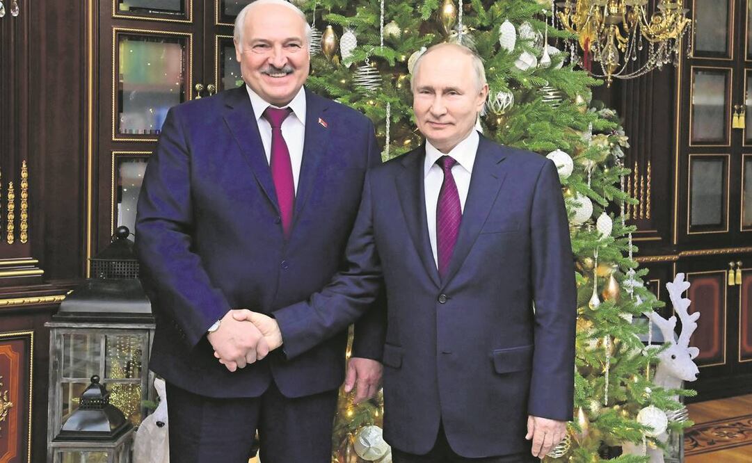 El presidente bielorruso, Alexander Lukashenko, con el mandatario ruso, Vladimir Putin, ayer después de sus conversaciones en Minsk.