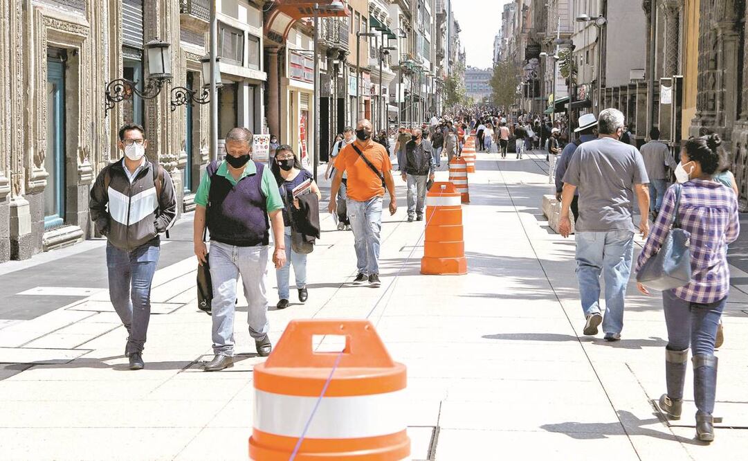 Desde este viernes, en la calle de Madero se permitió la doble circulación peatonal para evitar mayores afectaciones en las ventas de los comerciantes del Centro Histórico. Foto: CARLOS MEJÍA. EL UNIVERSAL