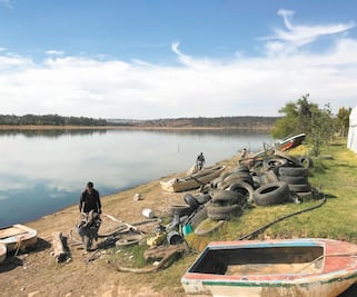 Extraen hasta muebles y llantas de lago Guadalupe 