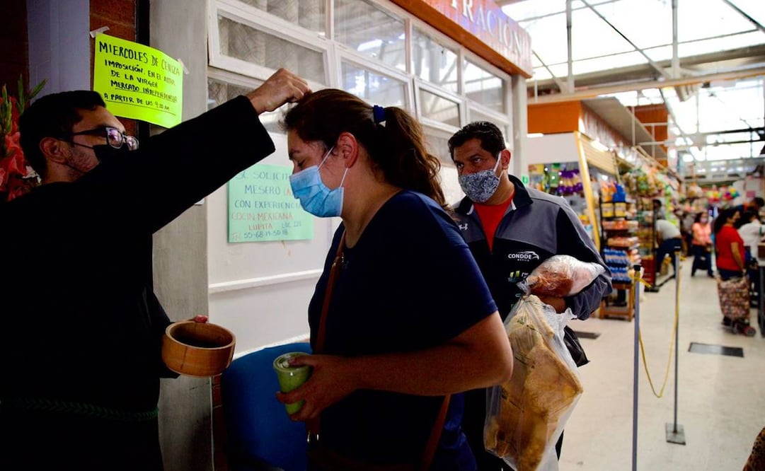 Padres, misioneros o asistentes ponen y regalan ceniza a los creyentes que se acerquen / Foto: Germán Espinosa. EL UNIVERSAL