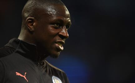 Jugador del Manchester City es acusado de violaciones; el club lo suspende