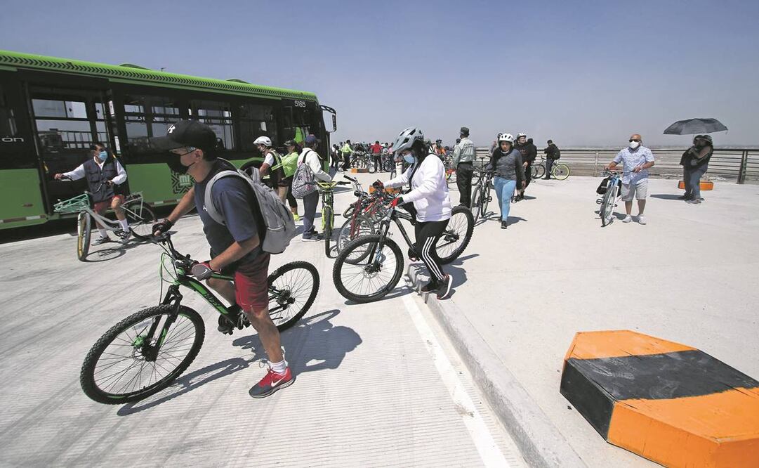 Los capitalinos que asistieron tuvieron cerca de hora y media, tiempo que les bastó para recorrer la pista de aterrizaje de aviones, que mide 3 mil 500 metros. Foto: Carlos Mejía/ EL UNIVERSAL.