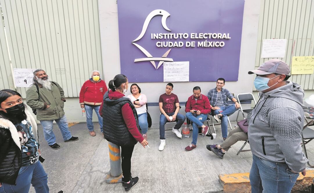 Ayer lunes, trabajadores del PRD mantenían un plantón afuera de las instalaciones del IECM y rechazaron que hayan secuestrado a los empleados. Tras un diálogo con personal del instituto, los inconformes se retiraron. Foto: Berenice Fregoso. EL UNIVERSAL