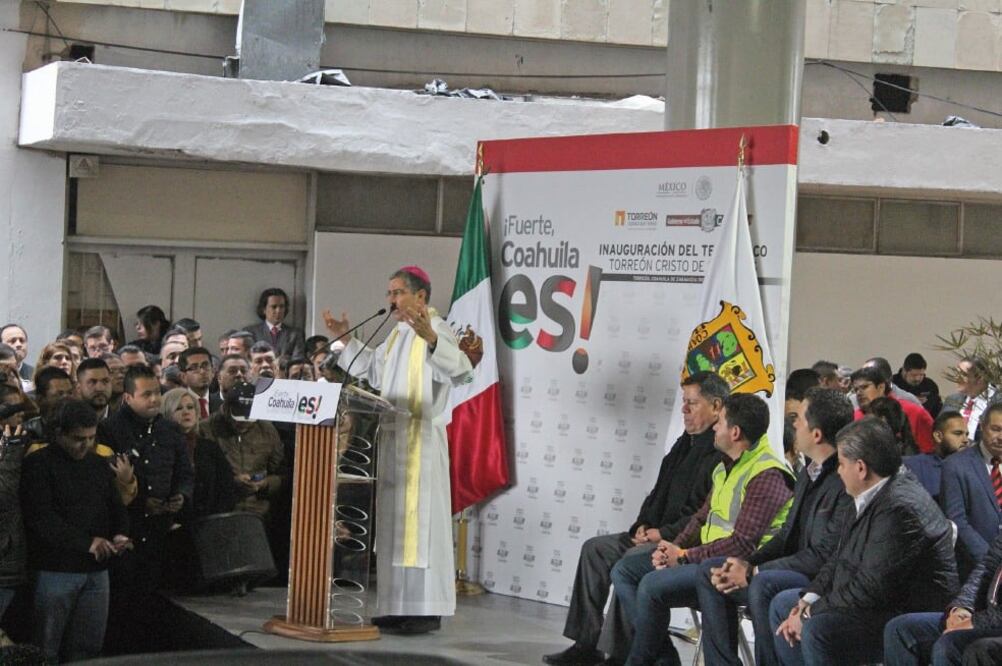 Luis Martín Barraza, obispo de la diócesis de Torreón, fue invitado a bendecir el teleférico que unirá el Centro Histórico con el santuario del Cristo de las Noas. (FRANCISCO RODRÍGUEZ. EL UNIVERSAL)