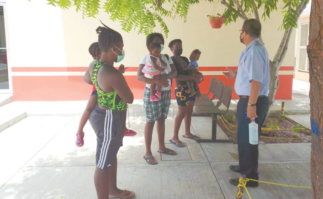 Unas 10 mujeres embarazadas y 100 menores de edad han sido asis- tidos por personal del grupo Beta, del INM, en el Istmo de Oaxaca. Foto: Cortesía.
