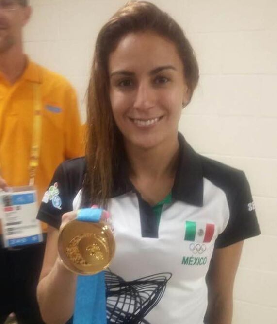 Paola Espinosa posa con su medalla. Adriana Díaz