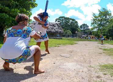 Reinas de softbol cruzan fronteras