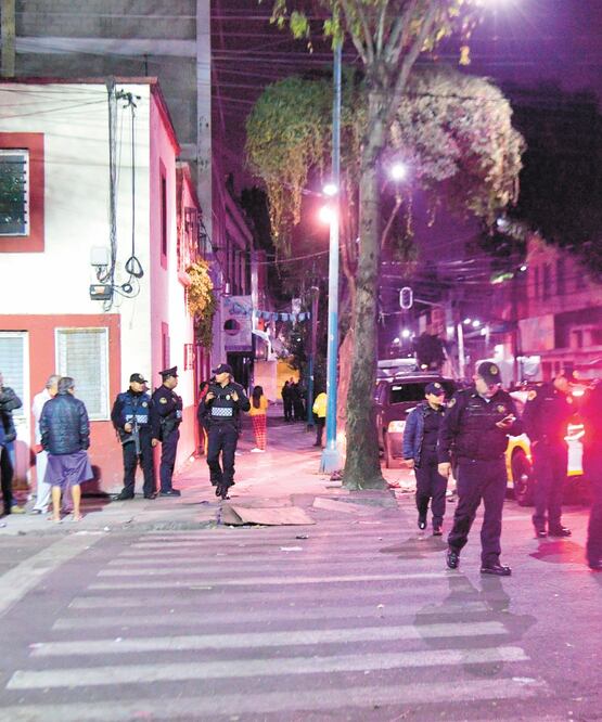 El 24 de septiembre pasado, agentes de la SSC realizaron un operativo para retirar puestos semifijos en la calle Manuel Doblado. ARCHIVO EL UNIVERSAL