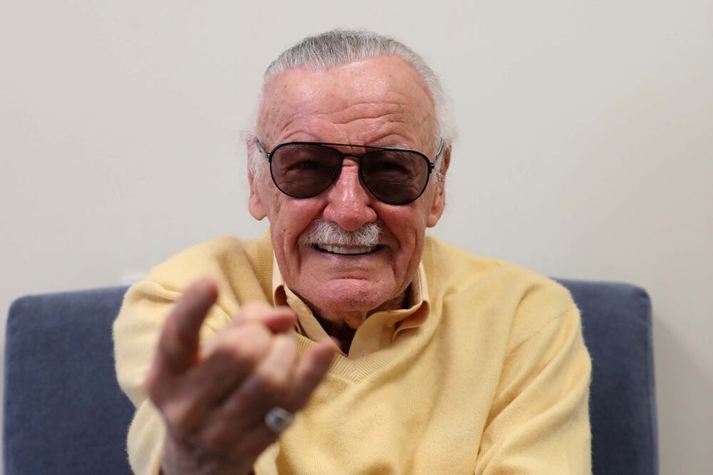 Haz como Spider-Man!", le gritaron a Stan Lee y este contestó con una sonrisa y acomodó la mano simulando lanzar la telaraña.