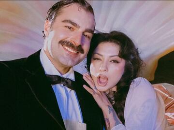 Mon Laferte divide opiniones por video musical en el que "disfruta" del sexo oral