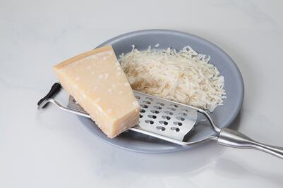 Descubre de qué está hecho realmente el queso parmesano comercial