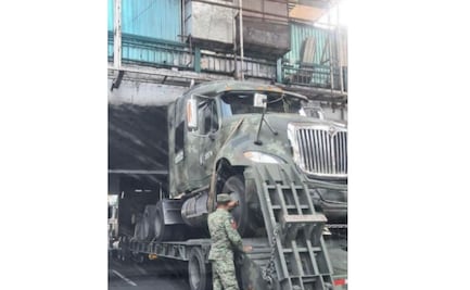 ¿A dónde? Tráiler del Ejército queda atorado en Periférico Norte
