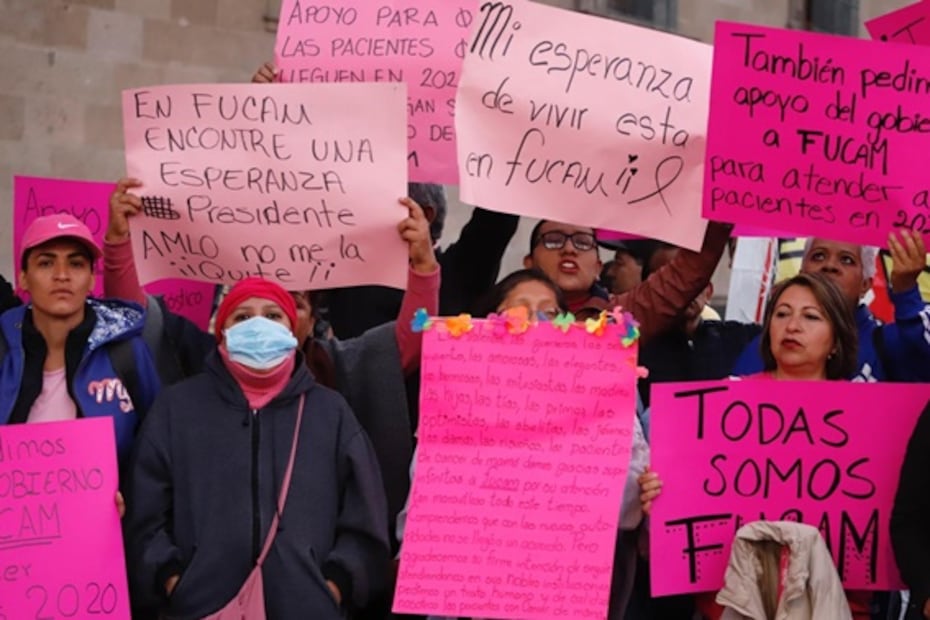 Pacientes con cáncer y VIH clausuran simbólicamente entrada de Palacio Nacional