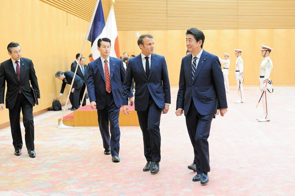 El presidente francés, Emmanuel Macron (centro), con el primer ministro de Japón, Shinzo Abe (derecha), ayer en Tokio. Foto: DAVID MAREUIL. AP