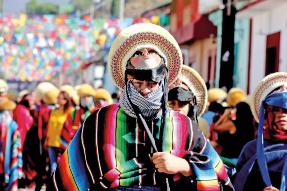 Alrededor de 300 parachicos iniciaron su primer recorrido, donde visitan iglesias, casas y ermitas de sus santos patrones como la del Señor de Esquipulas, a quien ayer se festejó dentro de la Fiesta de Enero de Chiapa de Corzo (RENE DE JESÚS.NOTIMEX)