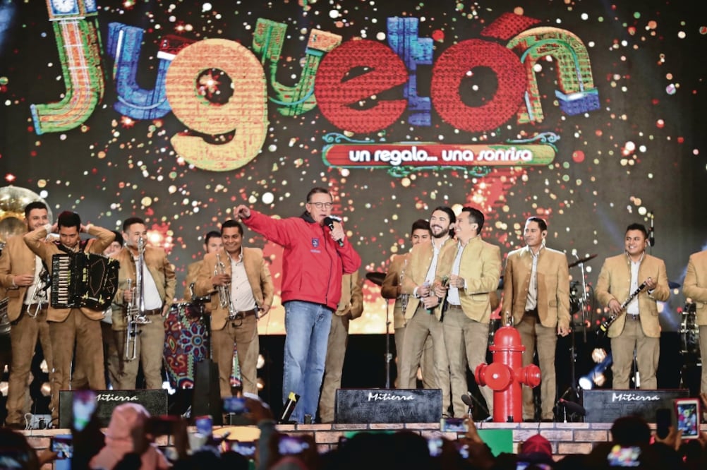 Jorge encabezó el evento en donde tocó La Trakalosa de Monterrey. (LUIS CORTÉS. EL UNIVERSAL)