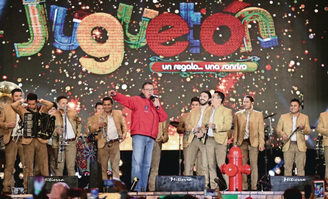 Jorge encabezó el evento en donde tocó La Trakalosa de Monterrey. (LUIS CORTÉS. EL UNIVERSAL)