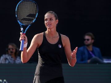 Karolina Pliskova sufre, pero vence a Krejcikova en las WTA Finals