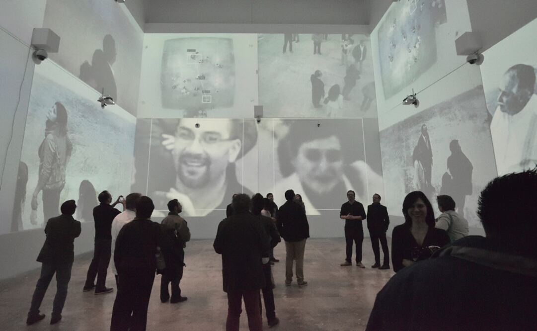 La evolución de la obra de Rafael Lozano-Hemmer en espacios públicos es lo que Benjamin Duffield consiguió representar en "Megalodemócrata: El arte público de Rafael Lozano-Hemmer". 