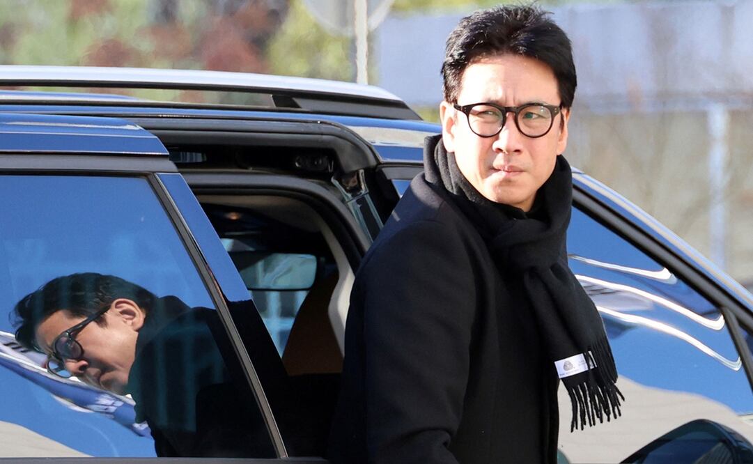 El actor Lee Sun-kyun llegando a una comisaría de policía en Incheon para su interrogatorio policial sobre su presunto uso de marihuana y otras drogas psicoactivas. Foto: Yonhap / YONHAP / AFP.