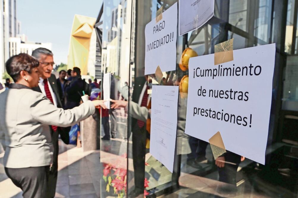 Empleados del Edificio Prisma, ubicado en Juárez y Reforma, exigían el pago de la segunda quincena de diciembre (BERENICE FREGOSO. EL UNIVERSAL)