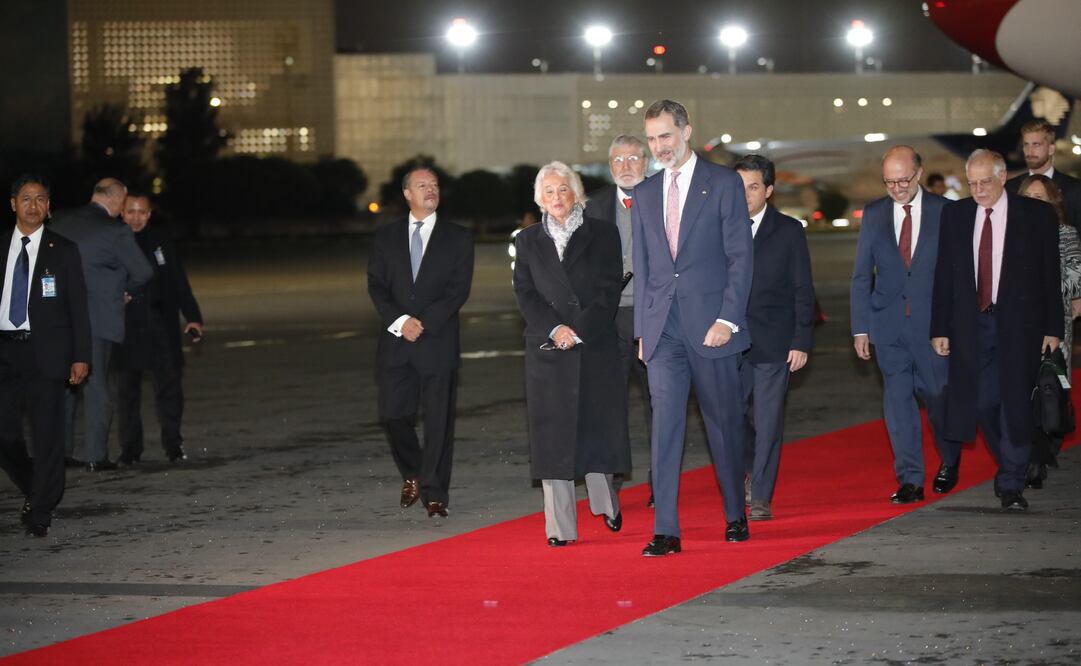 La futura secretaria de Gobernación de México, Olga Sánchez Cordero, recibe al rey Felipe VI a su llegada al Hangar Presidencial en Ciudad de México (EFE))