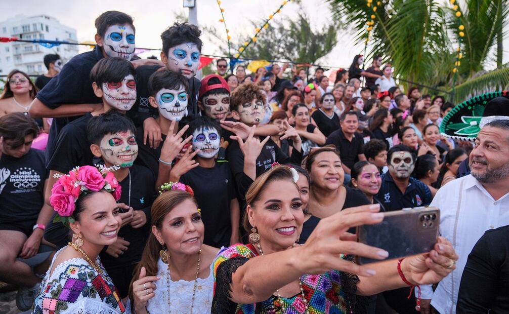La gobernadora Mara Lezama encabezó la Tercera Edición de Hanal Pixan en Puerto Juárez, misma que comenzó con la llegada de las “catrinas” por mar. Foto: Especial