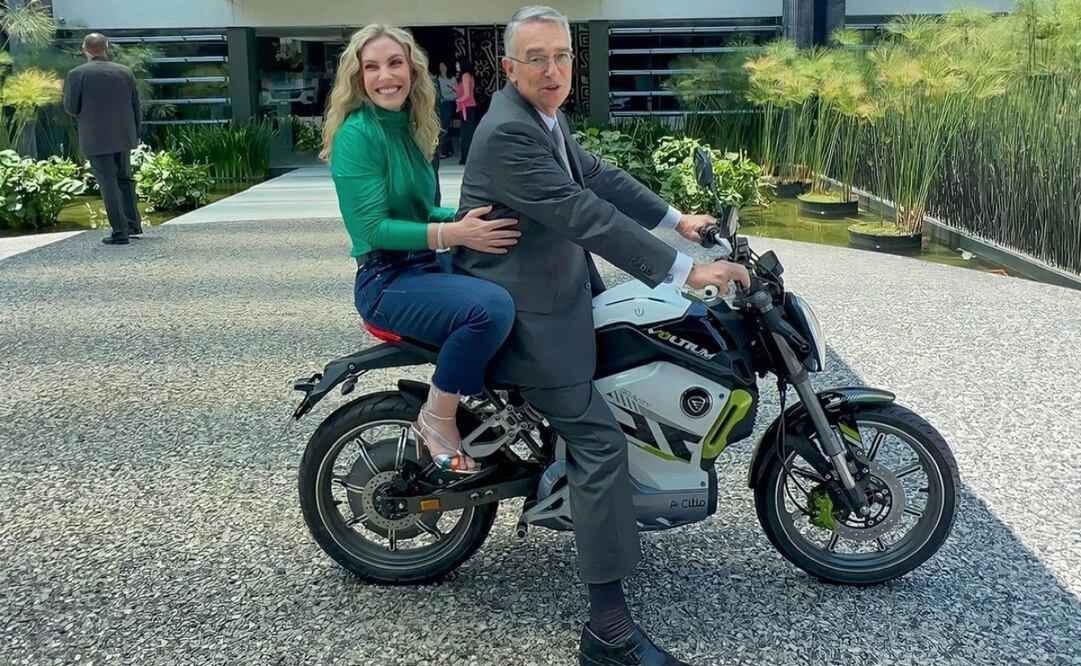 Hija de Salinas Pliego lo sorprende con una moto nueva. Imagen: Ricardo Salinas Pliego