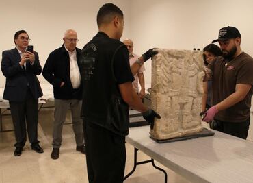 Un fragmento de panel maya de mil años de antigüedad regresó a México; lo habían conservado en Estados Unidos por más de medio siglo