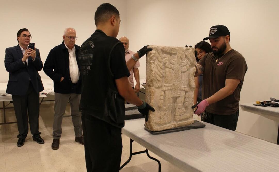 Aspectos del fragmento de panel maya de mil años de antigüedad. Foto: Secretaría de Cultura.