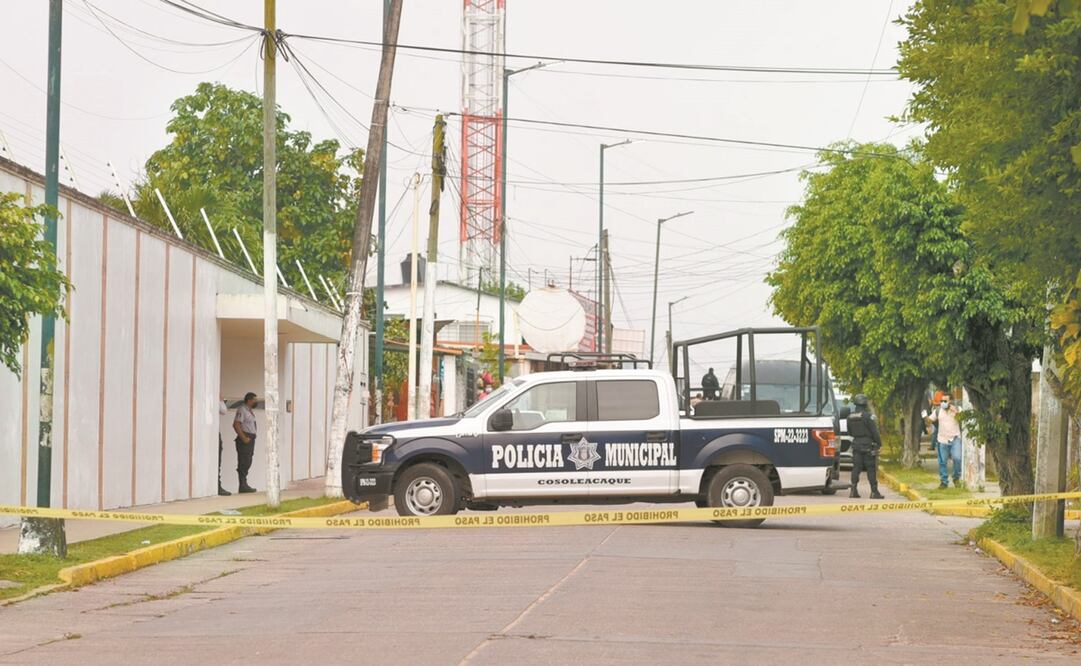 Elementos de diversas corporaciones y de la Fiscalía General del Estado se concentraron en la calle Correos del Barrio Segundo de la cabecera municipal, donde ocurrió el doble crimen. Foto: Ángel Hernández. CUARTOSCURO