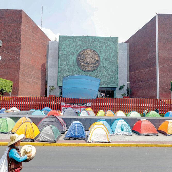 Maestros de la Sección 22 instalaron un plantón frente a San Lázaro para presionar al Poder Legislativo. Luis Cortés/El Universal