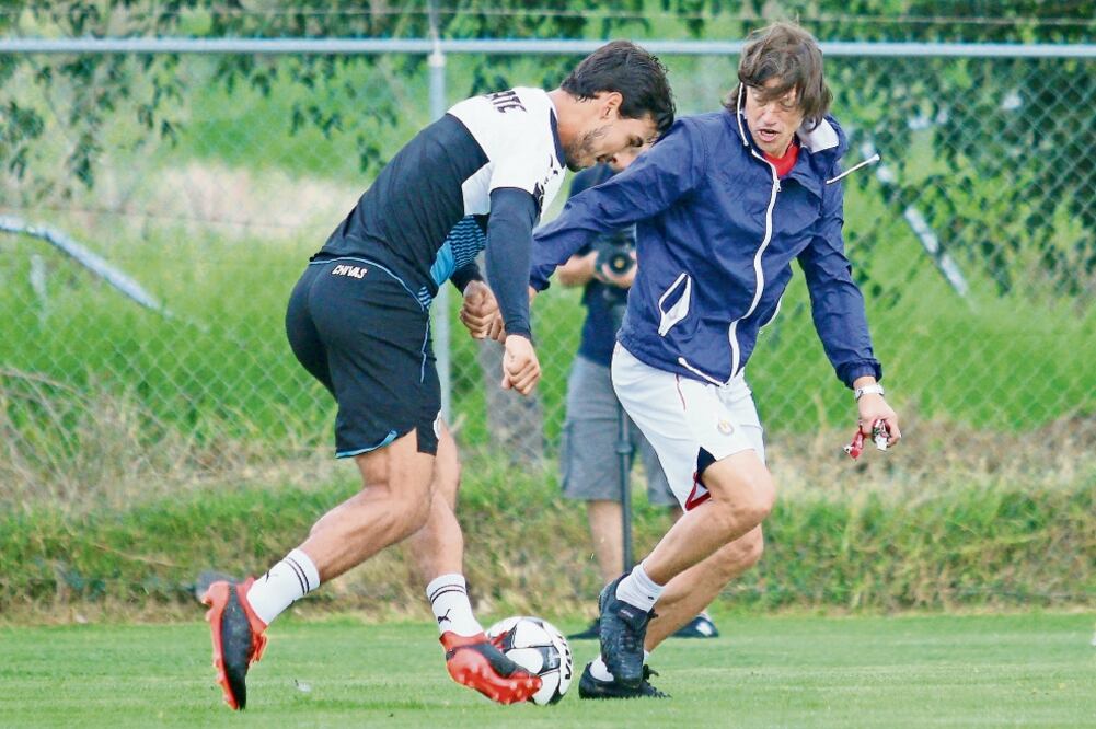 Alanís y Almeyda, durante la práctica, de cara al choque contra Tuzos. Foto: SANDRA BAUTISTA. IMAGO7