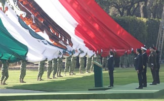Sheinbaum encabeza ceremonia del Día de la Bandera en Campo Marte; llama a niños y jóvenes a honrar la Bandera