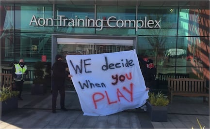 Aficionados invaden entrenamiento del Manchester United