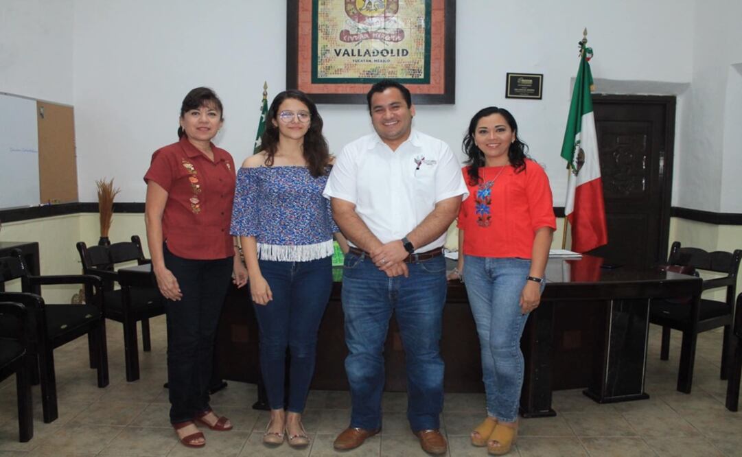 Georgina Mariam Santos, blue blouse, next to the Mayor of Valladolid, Yucatán – Photo: H. Council of Valladolid, Yucatán’s Facebook account