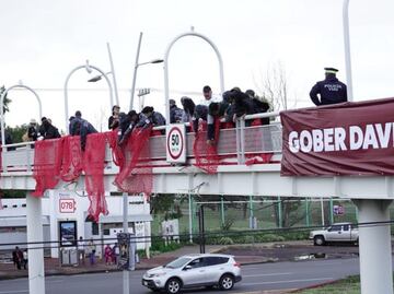 Familiares de desaparecidos se manifiestan previo al informe de David Monreal en Zacatecas; extienden redes rojas