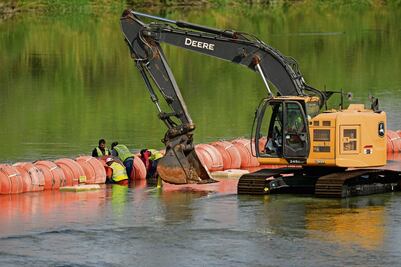 Texas reposiciona boyas en el río Bravo