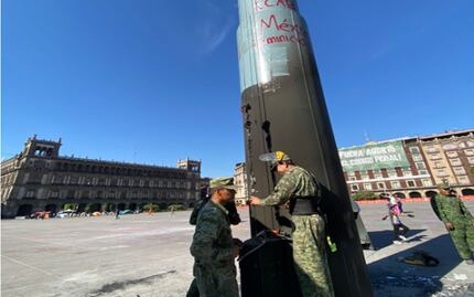 Reparan mecanismo para izar bandera monumental en el Zócalo; feministas colocaron una el 8M