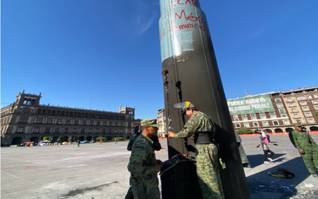 Con martillo y cegueta en mano, los militares destraban la polea utilizada para deslizar la cuerda metálica que sujeta el lábaro patrio. Foto: Alberto Acosta