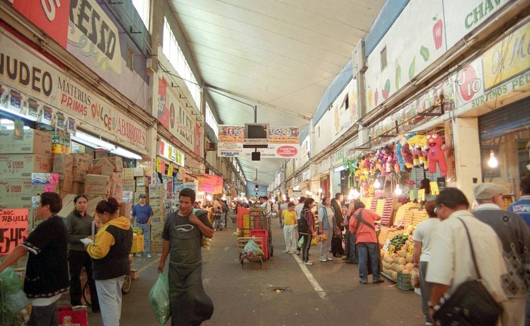 La Central de Abasto de la Ciudad de México, que lidera el comercio mayorista de alimentos y abarrotes en la capital, se encuentra activa desde 1982. Foto de 2004 por Eduardo Loza/EL UNIVERSAL.