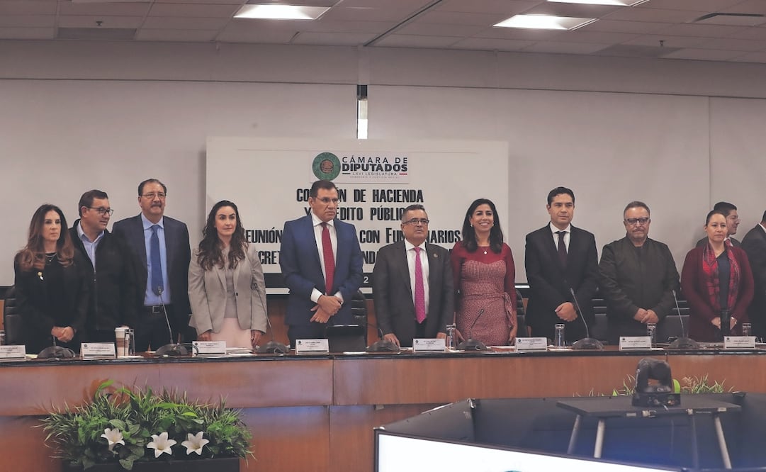 Los subsecretarios de la SHCP, María del Carmen Bonilla y Carlos Lerma Cotera (cuarto y quinto de izq. a der.), así como el jefe del SAT, Antonio Martínez Dagnino (tercero de der. a izq.), ayer en reunión de trabajo con la Comisión de Hacienda de la Cámara de Diputados. Foto: Especial