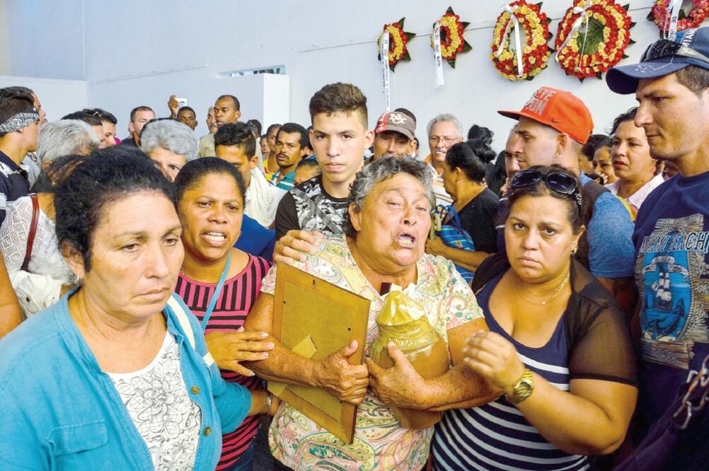 Las autoridades cubanas informaron ayer que fueron identificados los restos de 56 personas (cuatro mexicanos) que fallecieron el viernes pasado en el accidente aéreo registrado en La Habana (JUAN PABLO CARRERAS. EFE)