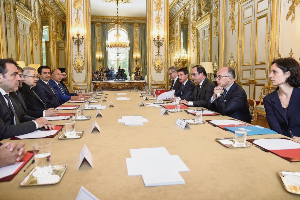 El presidente francés François Hollande, (tercero a la derecha), durante el encuentro de ayer con líderes religiosos, en el Palacio del Elíseo, en París (BERTRAND GUAY. REUTERS)